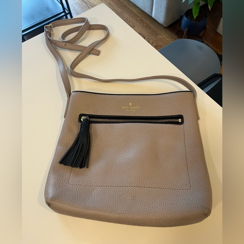Kate Spade Leather Crossbody Bag in Beige w/ Black detail - Like new